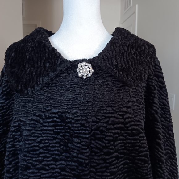 Black Faux Fur Cape with Silver Brooch - Picture 5 of 9